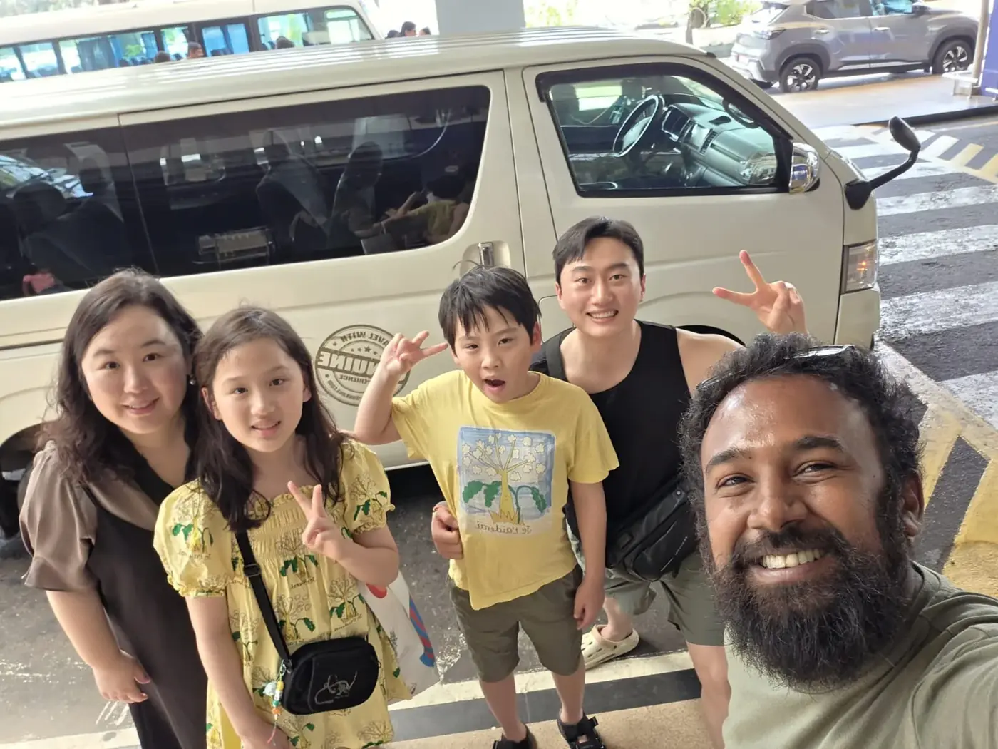 시기리야 바위산을 배경으로 한 스리랑카 단체 여행객